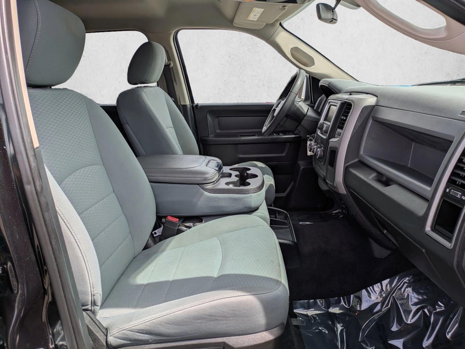 2018 RAM 1500 Express 4x4 Crew Cab 5'7" Box