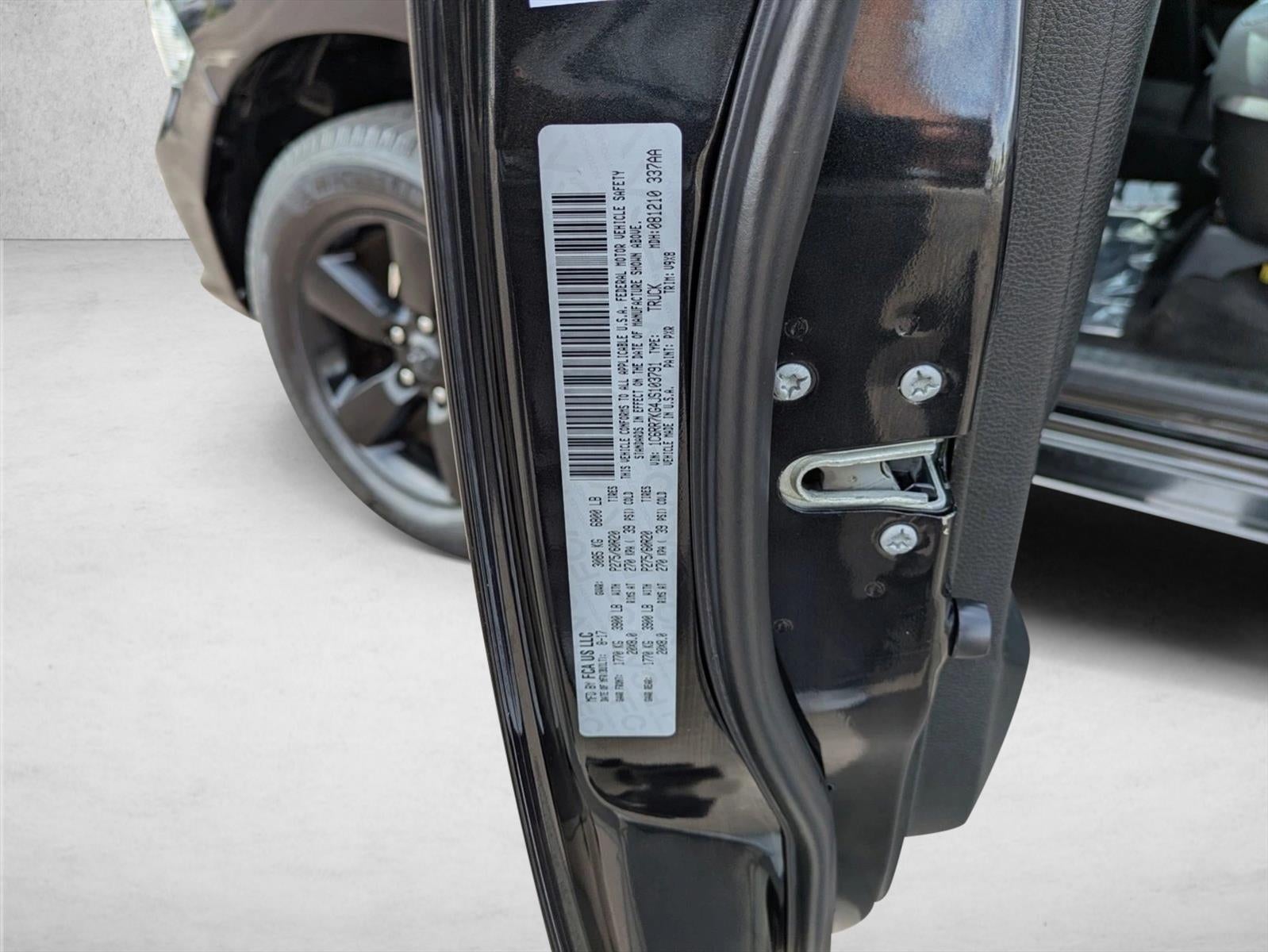 2018 RAM 1500 Express 4x4 Crew Cab 5'7" Box