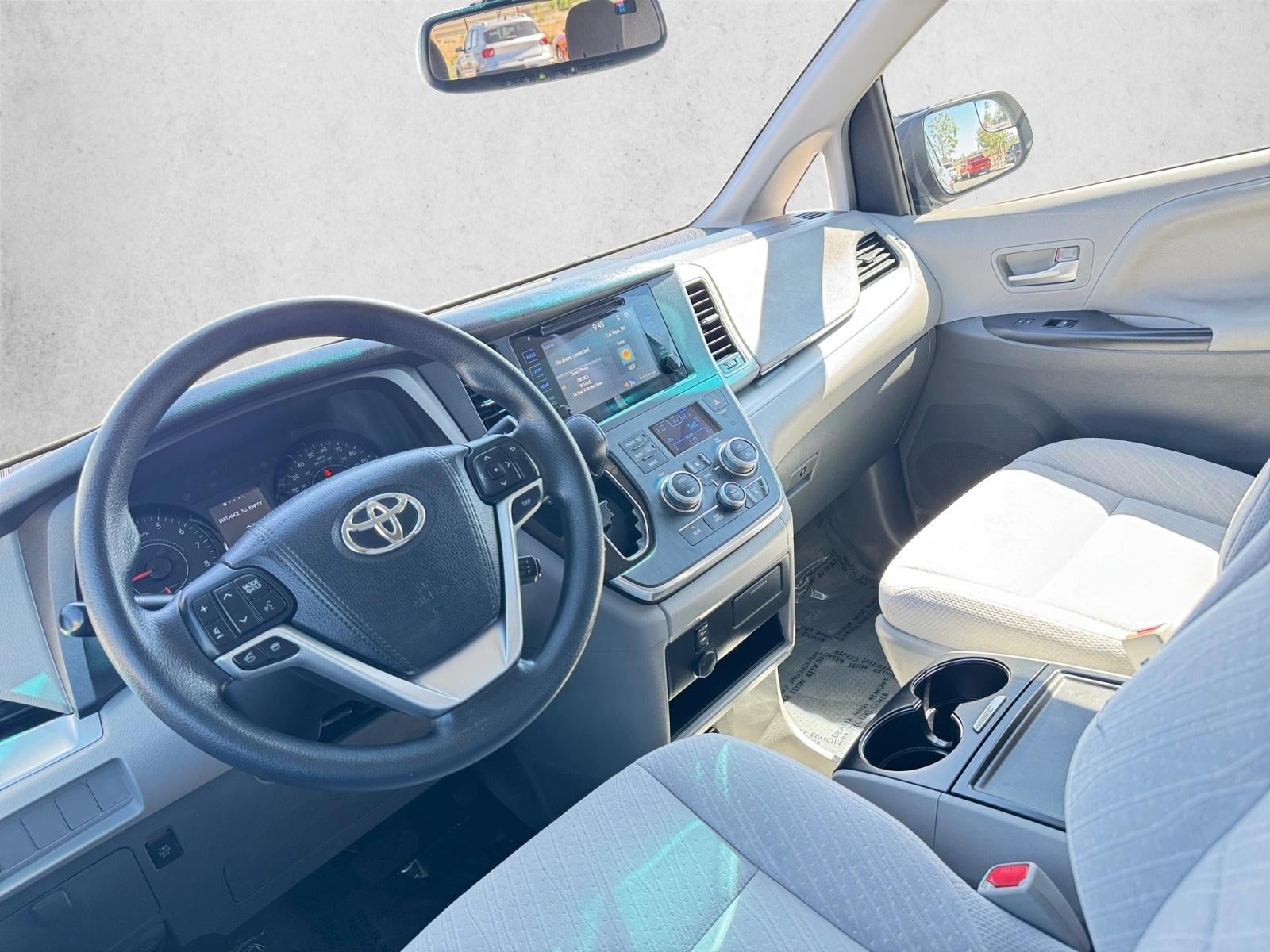 2017 Toyota Sienna LE FWD 8-Passenger (Natl)