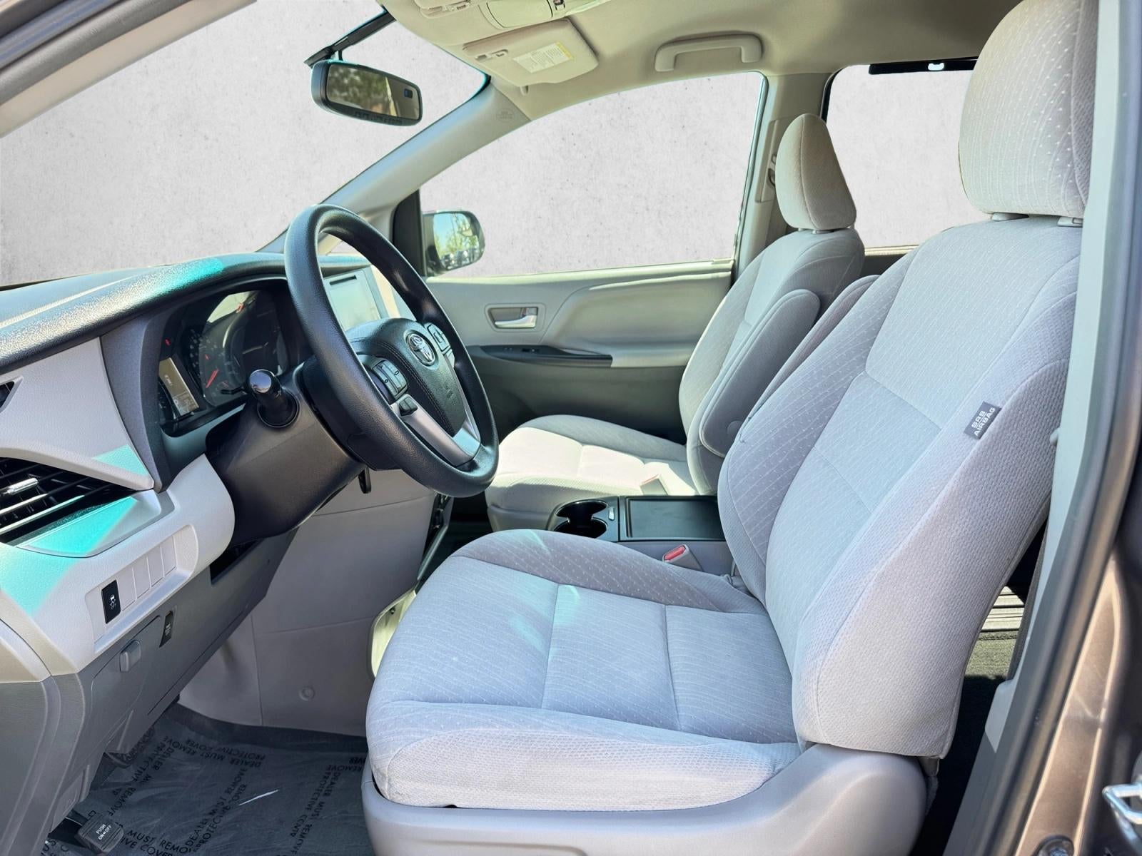 2017 Toyota Sienna LE FWD 8-Passenger (Natl)
