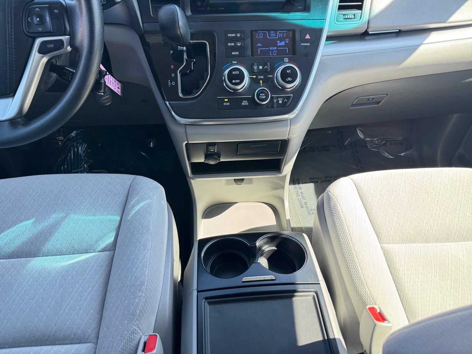 2017 Toyota Sienna LE FWD 8-Passenger (Natl)