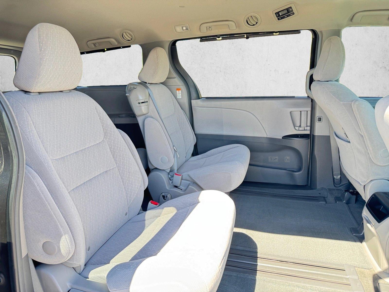 2017 Toyota Sienna LE FWD 8-Passenger (Natl)