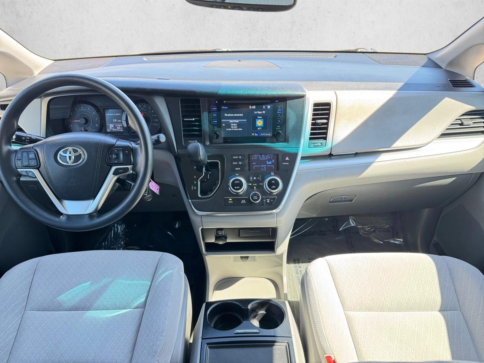 2017 Toyota Sienna LE FWD 8-Passenger (Natl)