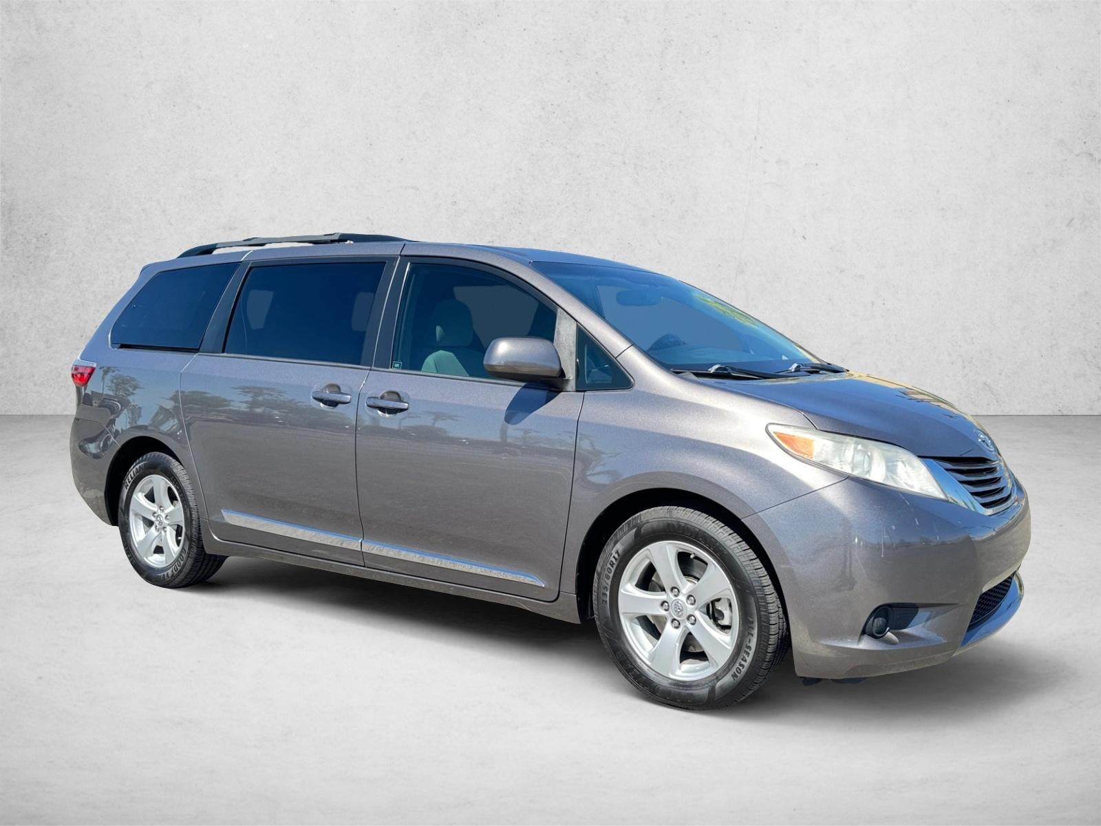 2017 Toyota Sienna LE FWD 8-Passenger (Natl)