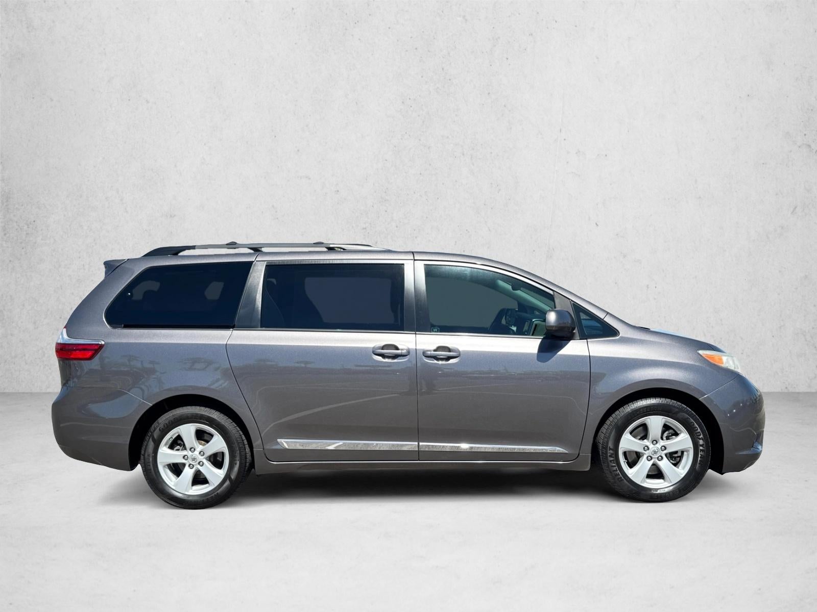 2017 Toyota Sienna LE FWD 8-Passenger (Natl)