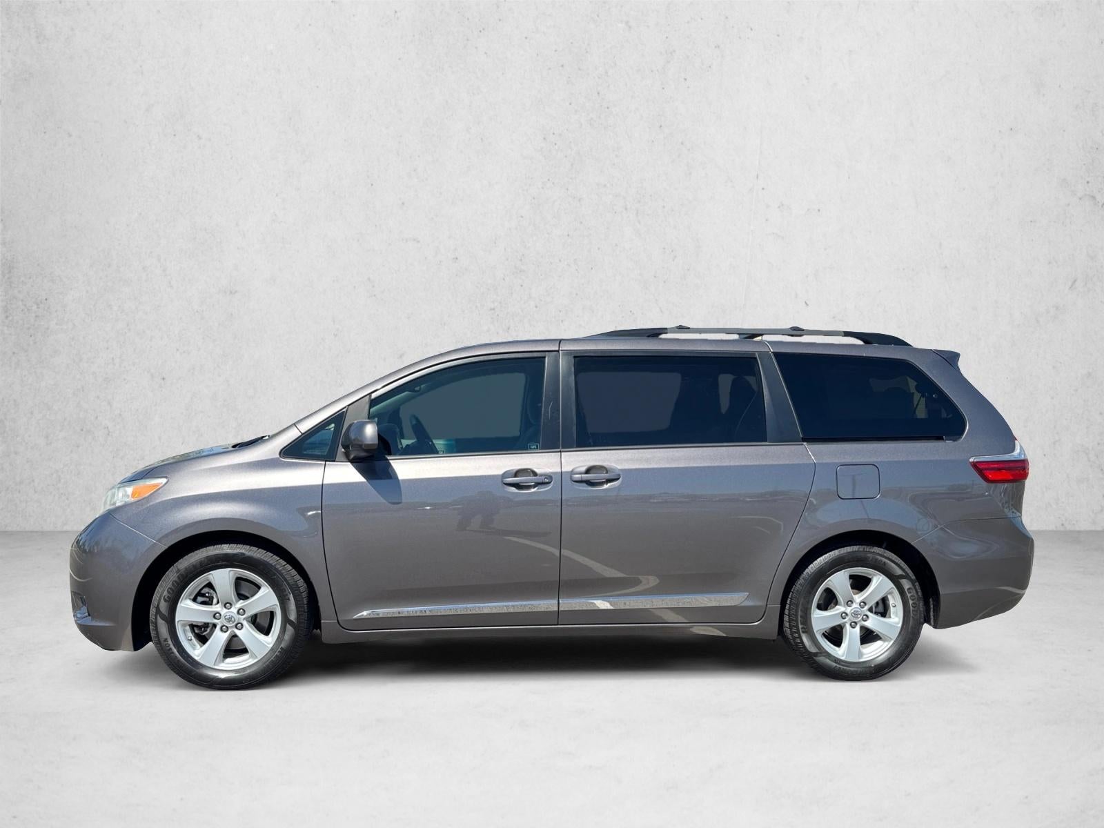 2017 Toyota Sienna LE FWD 8-Passenger (Natl)
